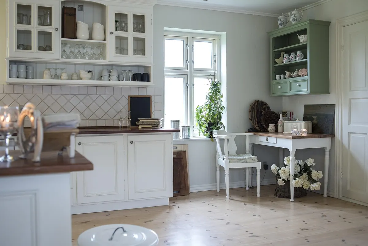 Open Shelving vs Closed Cabinets: Which Suits a Cluttered Kitchen?